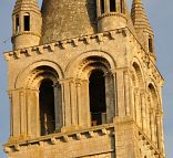 La chambre des cloches dans la tour–clocher de l'abbatiale