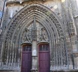 Le portail nord de l'église Notre–Dame en gothique flamboyant
