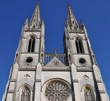 Les deux flèches de l'église Saint–André à Niort culminent à 70 mètres