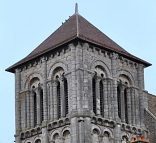 Le clocher de la tour romane de l'église Saint-Porchaire à Poitiers