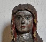 Statue d'une sainte dans la nef (détail)