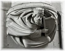Le roi David jouant de la lyre, culot à la retombée d'un arc, abbatiale de la Trinité à Beaulieu-les-Loches