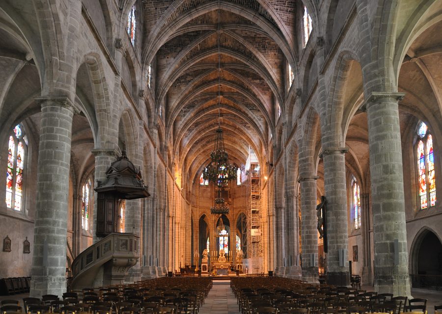 Vue d'ensemble de la nef de la cathédrale Saint-Jean-Baptiste.