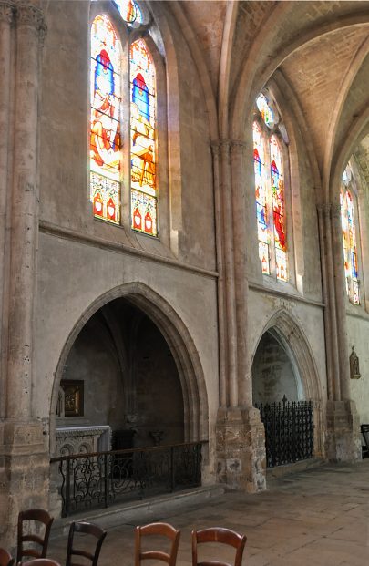 Le bas-côté sud ne possède plus que deux chapelles (XIIIe siècle).