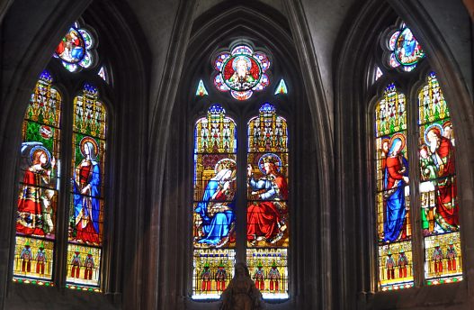 Les vitraux de la chapelle axiale de la Vierge illustrent des épisodes de la vie de la Vierge