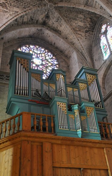 L'orgue de tribune est du facteur Robert Chauvin de Dax.