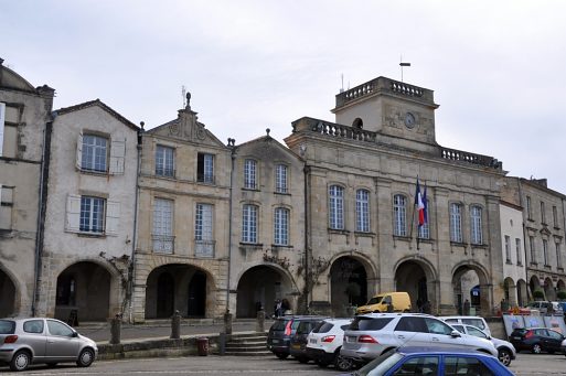 La mairie de Bažas et l'hôtel Bourriot construit vers 1760