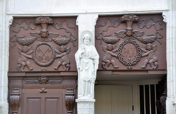 Statue de saint Pierre (moderne) et boiseries du XVIIe siècle en bas–relief sur le portail nord.