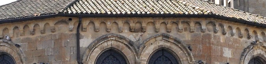 Arcature en tiers–point au–dessus des fenêtres de l'abside (fin du XIIe – début du XIIIe siècle).