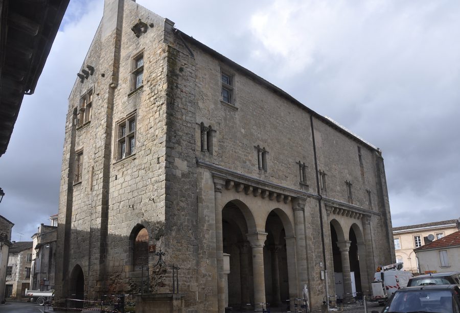 Vue générale de l'ancien Hôtel de Ville bâti à la fin du XIIe siècle.