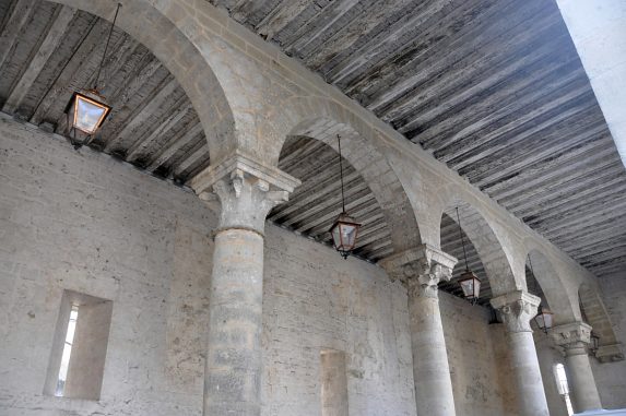 La colonnade du rez-de-chaussée et ses chapiteaux hétéroclites.
