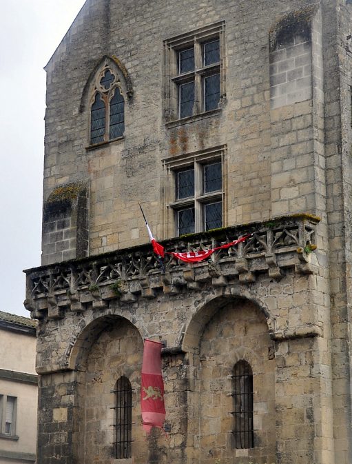 La façade nord : les étages datent des XIVe et XVe siècles.