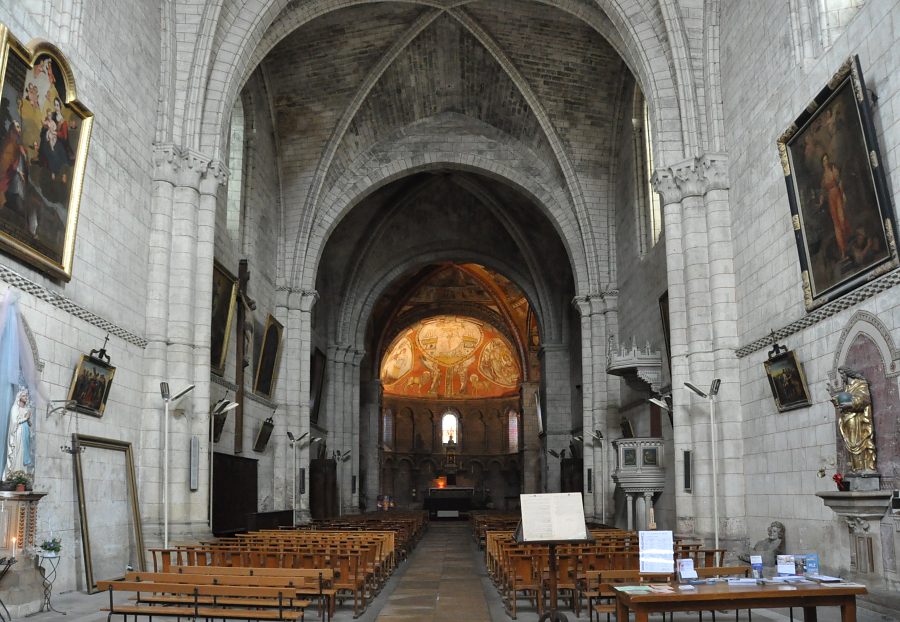 Vue de la nef de l'église Saint-Sauveur.