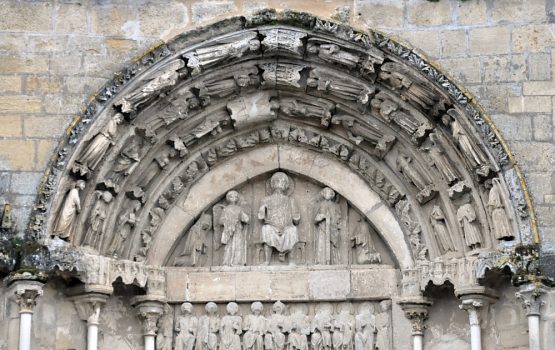 L'ornementation du portail de Saint-Sauveur remonte au XIIIe siècle.