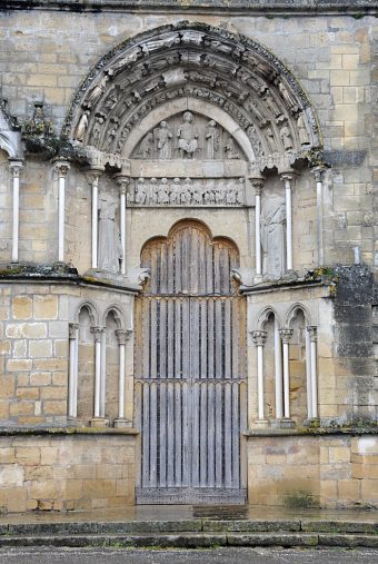 Le portail occidental remonte au XIIIe siècle.