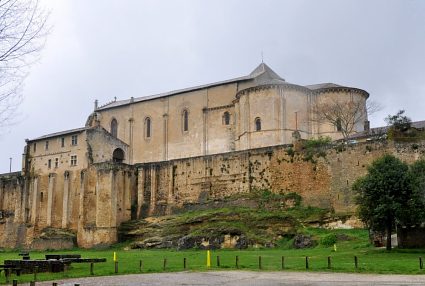 Vue d'ensemble de l'église depuis le bas de la muraille