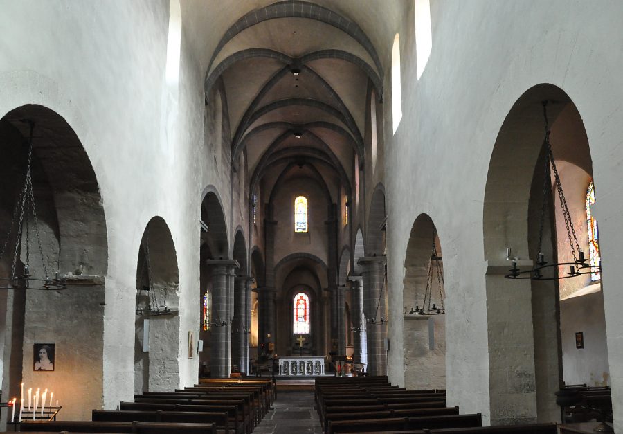 La nef et le chœur de l'église de Chamalières.