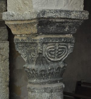 Chapiteau du Xe siècle dans le narthex.