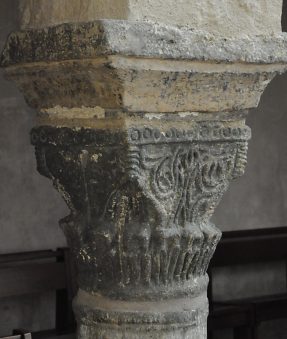 Chapiteau du Xe siècle dans le narthex.