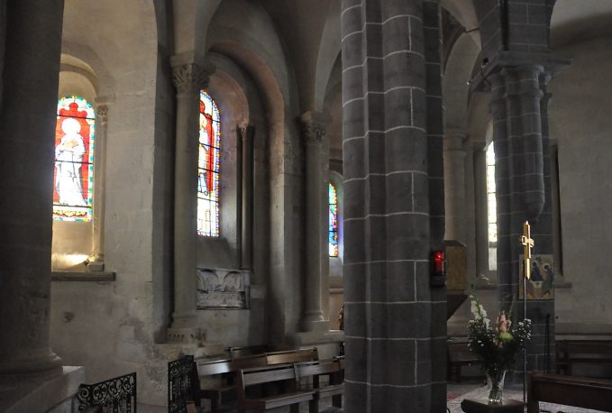 Le déambulatoire : chapelle Saint–Joseph à gauche, chapelle de la Vierge derrière le pilier.