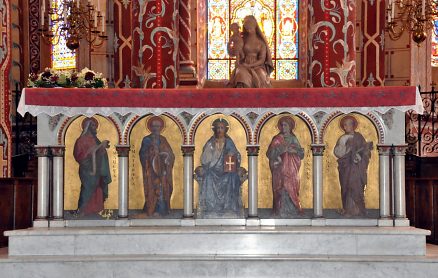 Le soubassement du maître-autel (les évangélistes  autour du Christ).