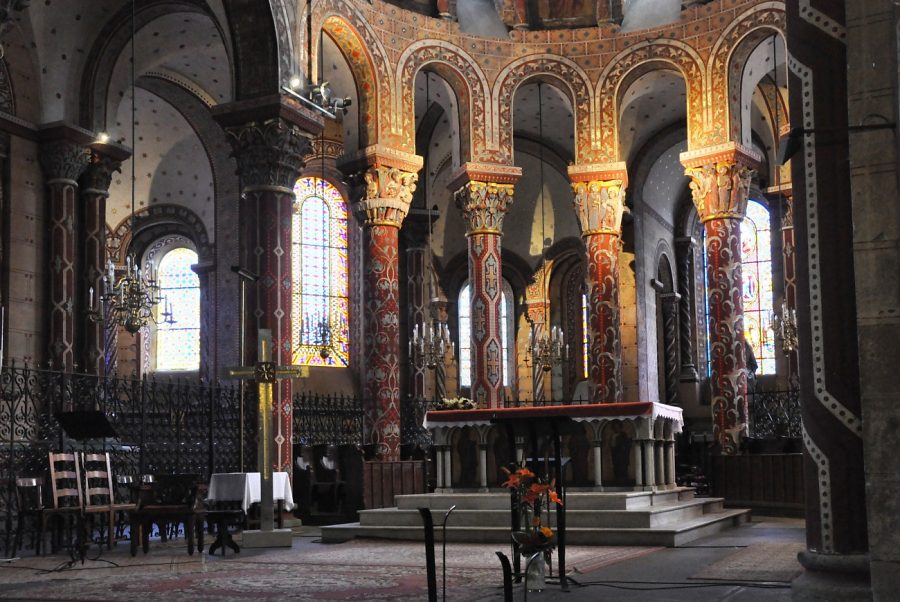 Le chœur de l'abbatiale et ses peintures du XIXe siècle.
