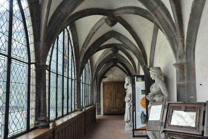 La galerie du premier étage aboutit à une très belle  porte en bois sculpté.