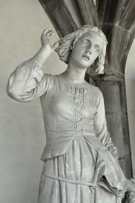 Statue du 1er étage. Est-ce Jeanne d'Arc?
