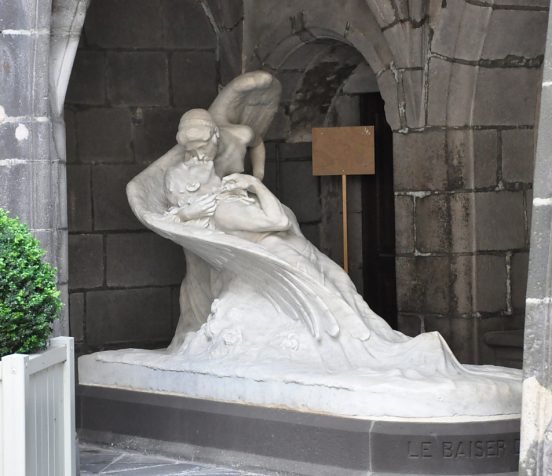 Groupe sculpté «Le Baiser de la Gloire» du sculpteur Raymond  Rivière (1884-1966).