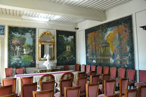 La salle des mariages est ornée de peintures bien éloignées  de l'atmosphère créée par la pierre de lave...