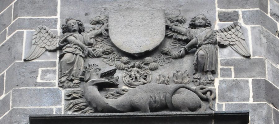 L'ornementation sur la Tour de l'Horloge avec la salamandre de François Ier
