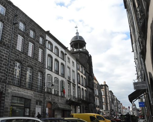 La rue de l'Horloge et la Tour de l'Horloge au centre-ville de Riom.