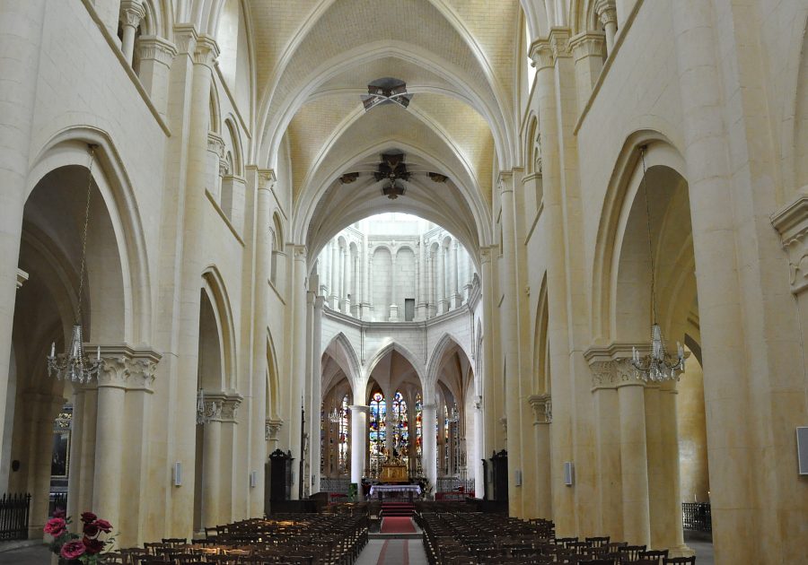 Vue d'ensemble de la nef de l'église Saint-Eusèbe