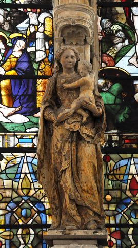 Statue de la Vierge à l'Enfant dans la chapelle d'axe.