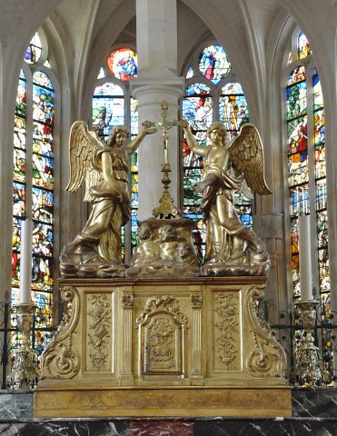 Le maître-autel et son tabernacle en bois doré du XVIIIe  siècle.