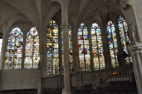 Les vitraux de la chapelle axiale débordent largement sur les chapelles obliques du déambulatoire.