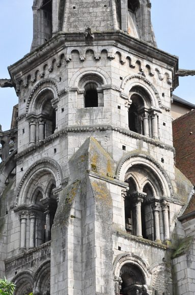 Le beau clocher roman de l'église Saint–Eusèbe remonte au XIIe siècle