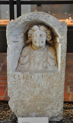 Stèle funéraire, calcaire. Provient d'Auxerre.