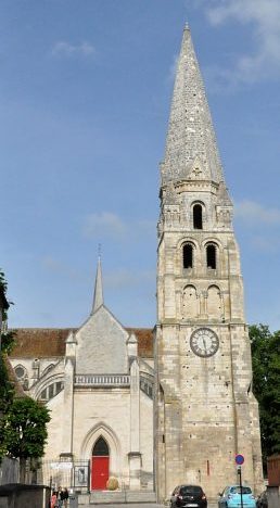 La tour Saint-Jean se dresse à l'écart de la façade  ouest.