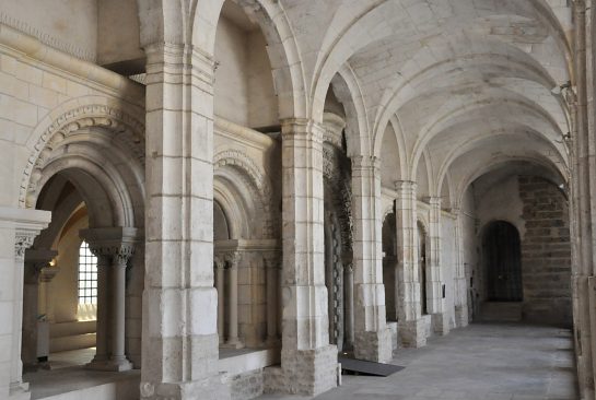 Une allée du cloître après la reconstruction des  mauristes.