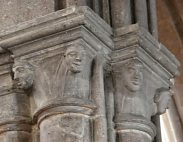 Chapiteaux dans la nef (2e moitié du XIVe)