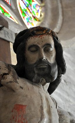 Le visage du Christ en croix dans le transept nord