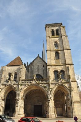 La façade gothique date du XVIe siècle