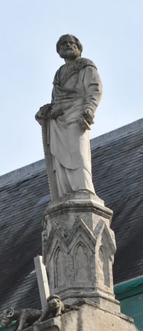 Statue de saint Simon avec sa scie