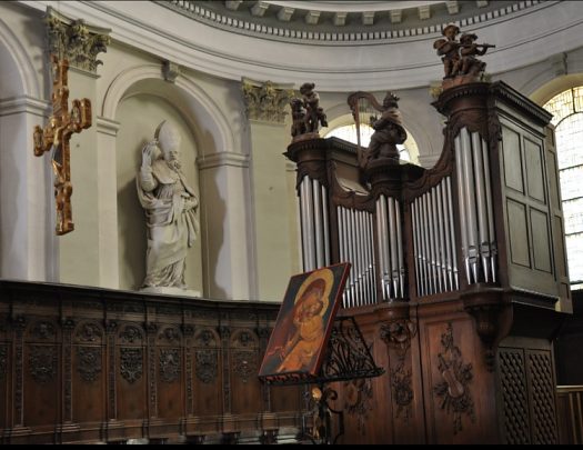 L'orgue de chœur et les stalles