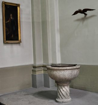 Cuve baptismale surmontée d'une colombe