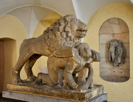 Lion terrassant un gladiateur