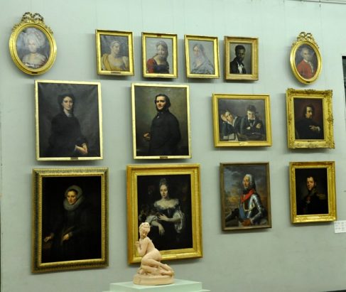 Portraits dans la grande salle des tableaux