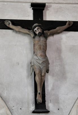 Le Christ en croix dans le chœur.