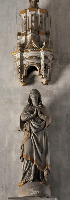 Statue de la Vierge sous un dais, au-dessus de l'autel.